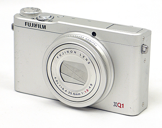 【中古】FUJIFILM製　デジカメ XQ1　シルバー/1200万画素　本体のみ　液晶画面いたみ