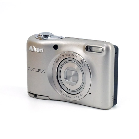 【中古】Nikon　デジカメ COOLPIX L30　シルバー　2005万画素　本体のみ　本体・液晶画面いたみ