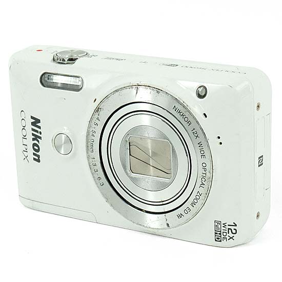 【中古】Nikon製　デジカメ COOLPIX S6900　ホワイト/1602万画素　本体・液晶画面いたみ　本体のみ