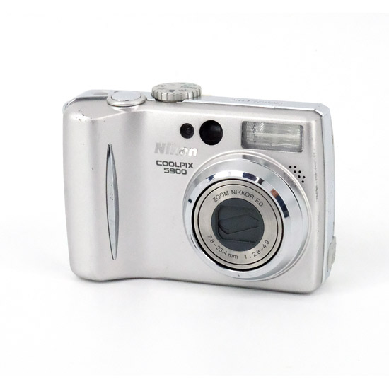 【中古】Nikon　デジカメ COOLPIX 5900　510万画素　液晶画面いたみ　本体のみ