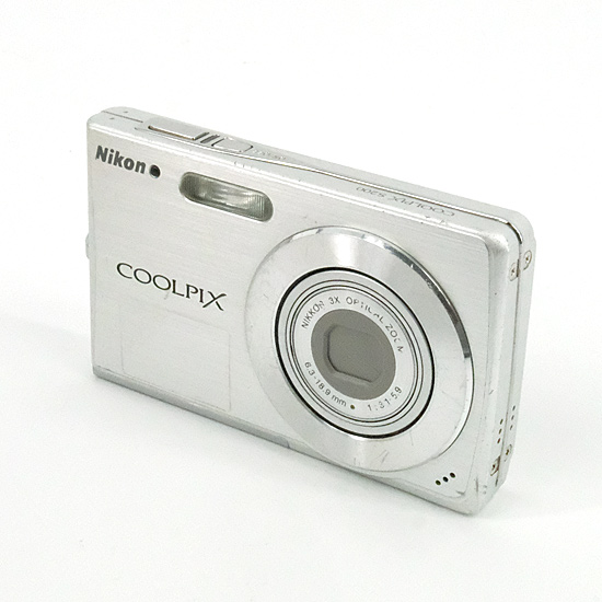 【中古】Nikon　デジカメ COOLPIX S200[シルバー]710万画素　液晶画面いたみ