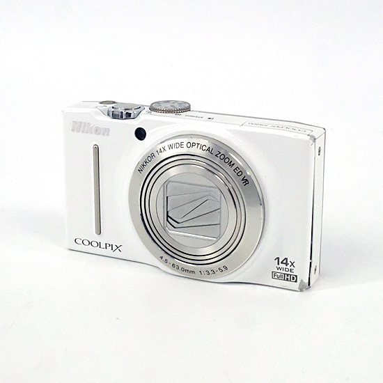 【中古】Nikon　デジカメ COOLPIX S8200　ホワイト/1610万画素　本体のみ　本体・液晶画面いたみ